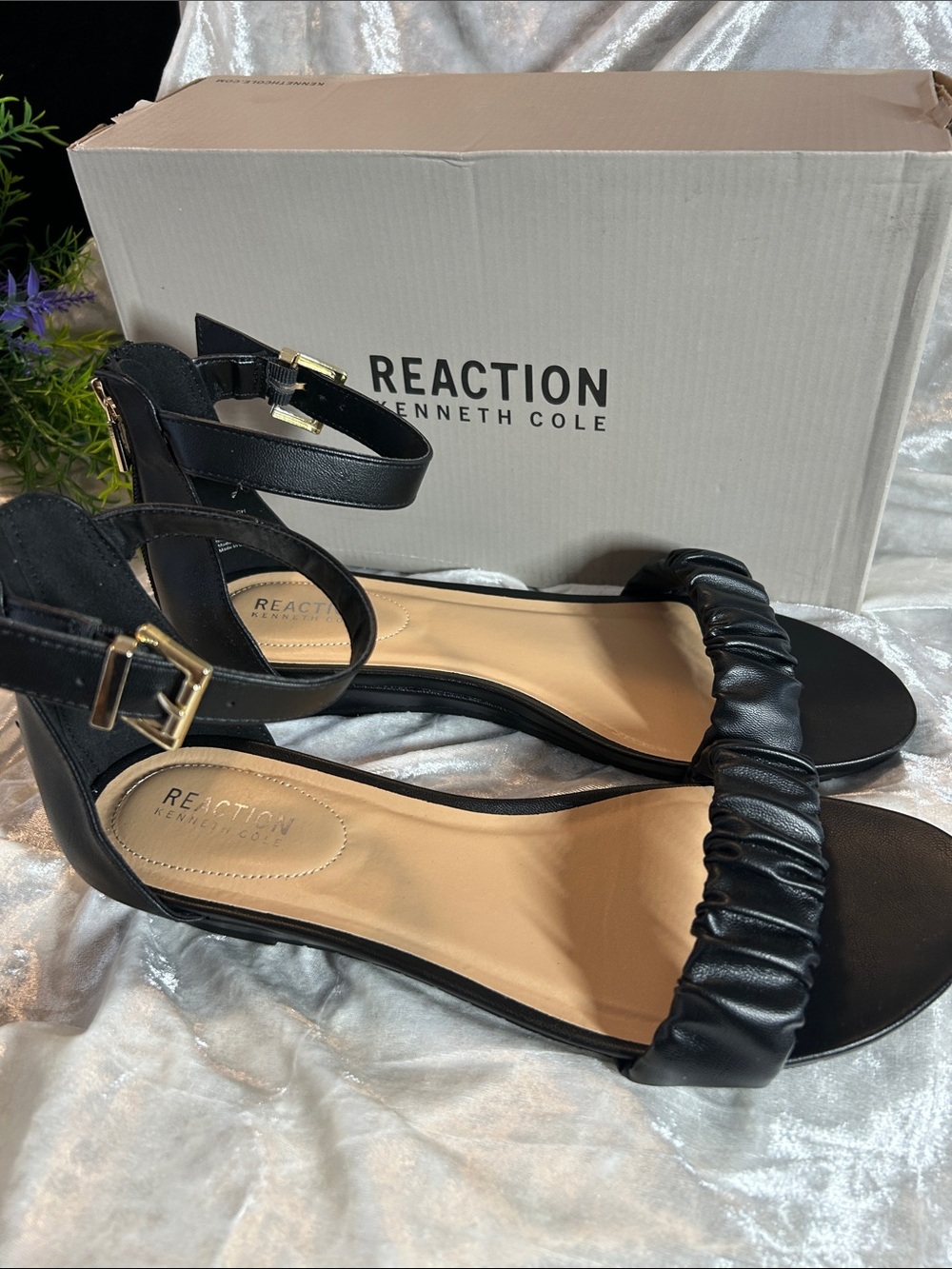 NWT KENNETH COLE REACTION BLACK SCRUNCHY SANDAL 9.5M